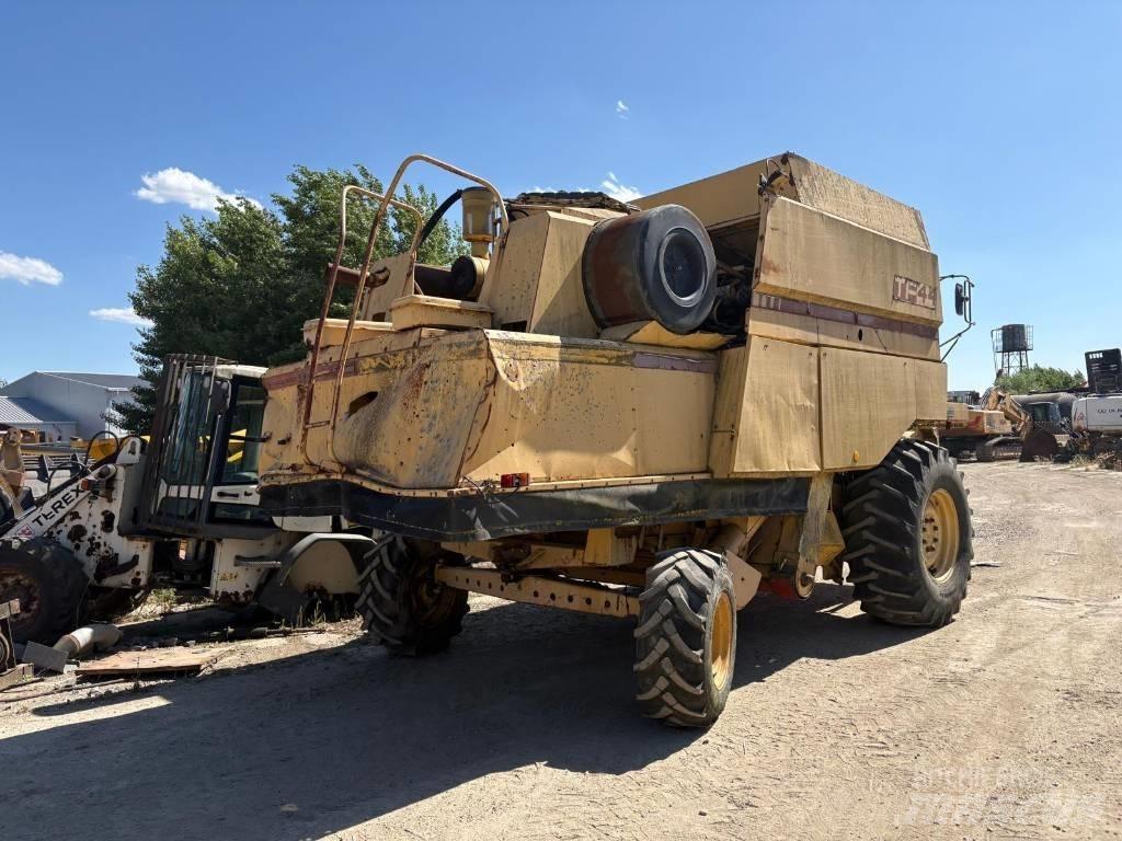 New Holland TF 42 聯合收穫機