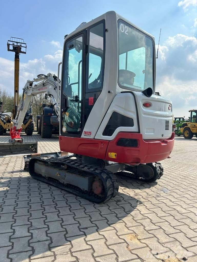 Takeuchi TB 225 小型挖土機/掘鑿機<7t(小型挖掘機)