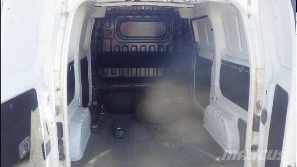Nissan NV 200 廂式貨物運輸車