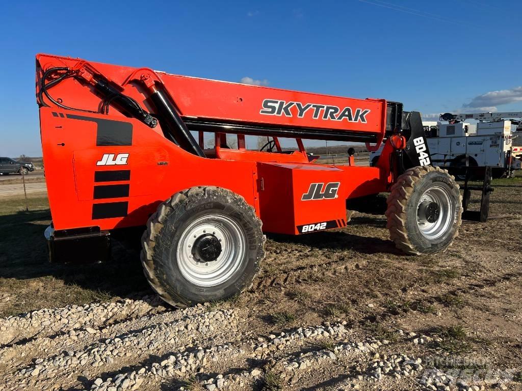 SkyTrak 8042 伸縮臂操作車