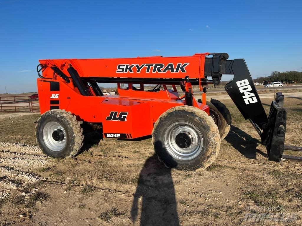 SkyTrak 8042 伸縮臂操作車