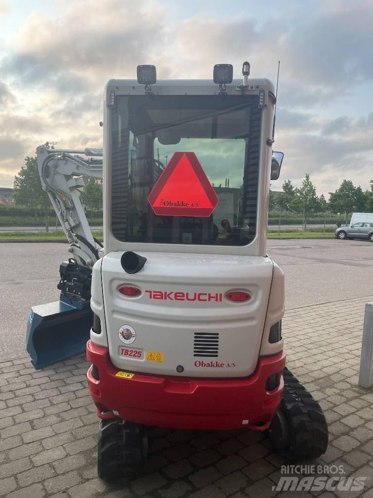 Takeuchi TB 225 小型挖土機/掘鑿機<7t(小型挖掘機)