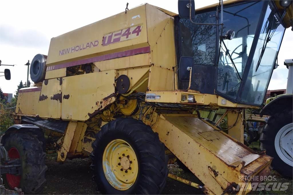 New Holland TF 44 聯合收穫機