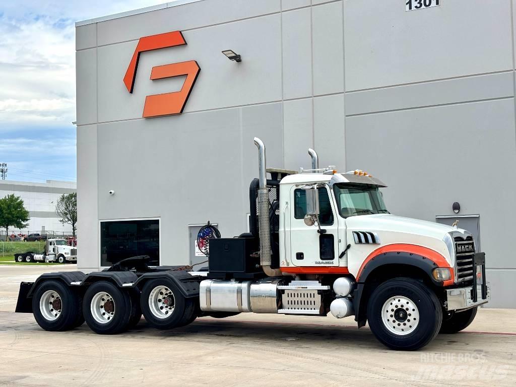Mack GU 713 救援車