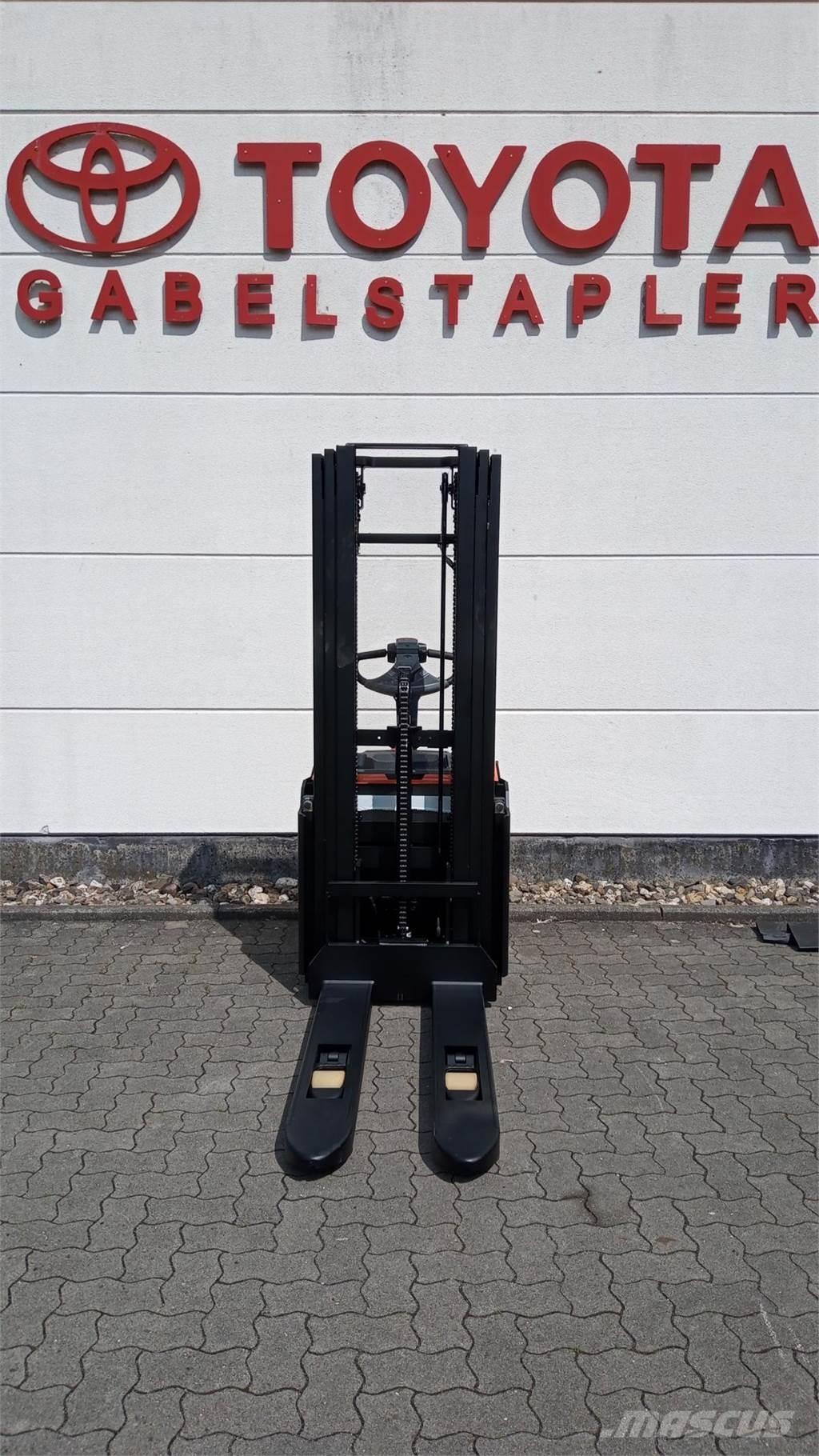 Toyota SWE140L 行走控制式堆積機