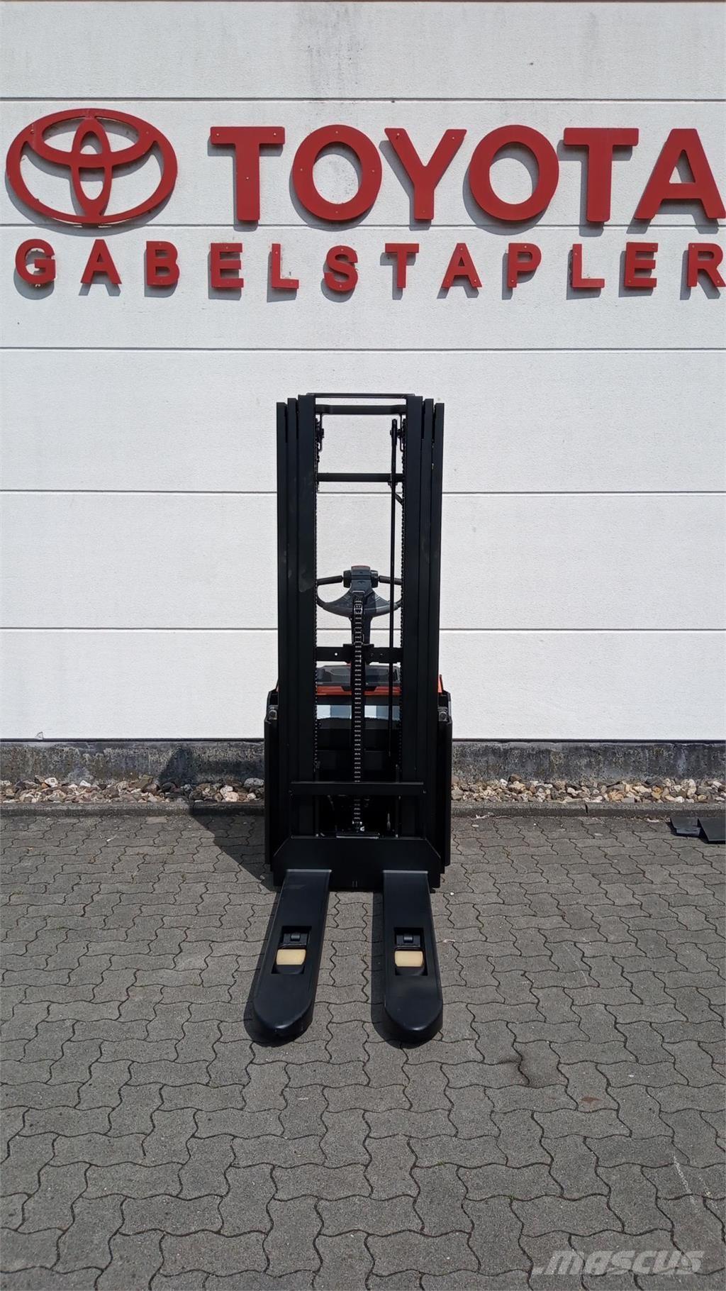 Toyota SWE140L 自走式堆積機