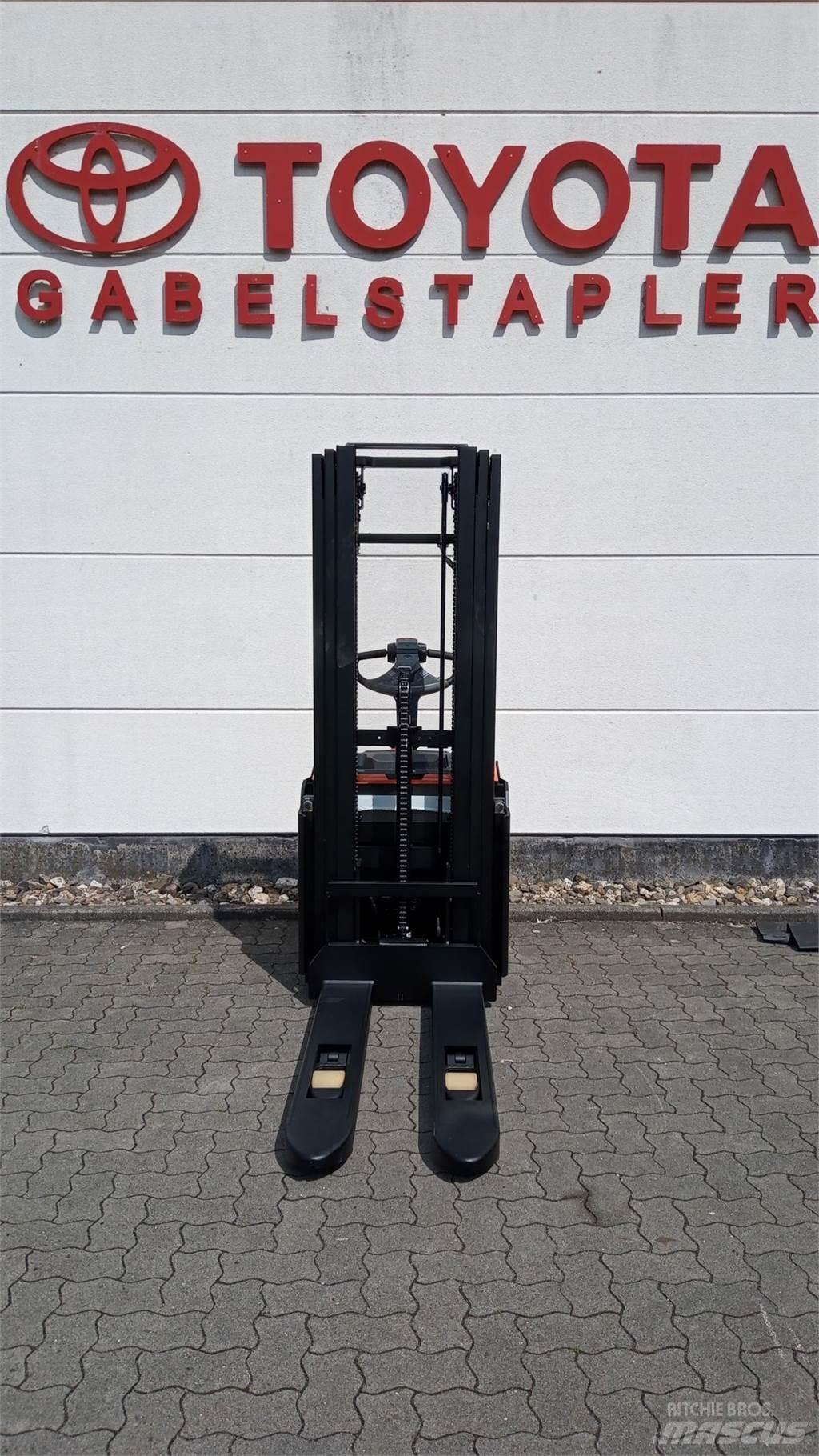 Toyota SWE140L 行走控制式堆積機