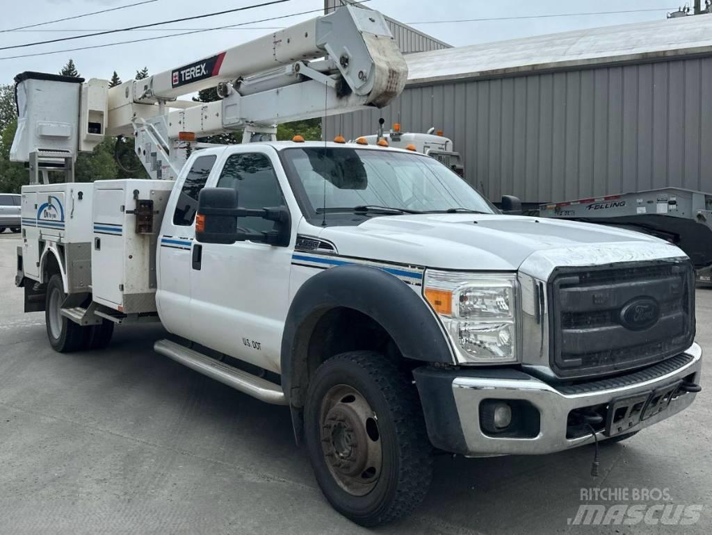 Ford F 550 XLT SD 卡車裝載高空作業車