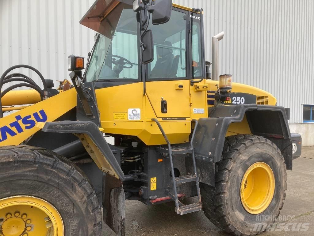 Komatsu WA 250 輪胎式裝載機