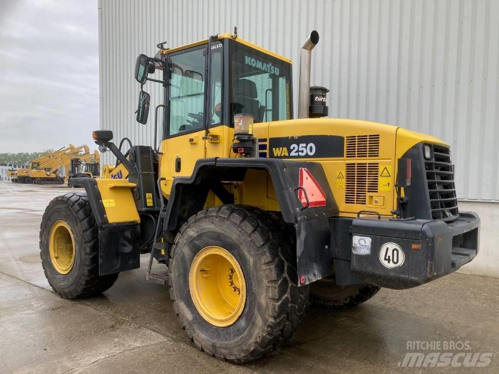 Komatsu WA 250 輪胎式裝載機