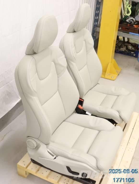 Volvo XC 60 駕駛室與內部