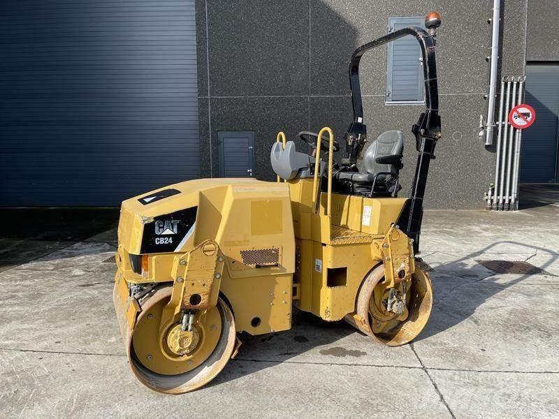 CAT CB 24 雙輪滾壓機