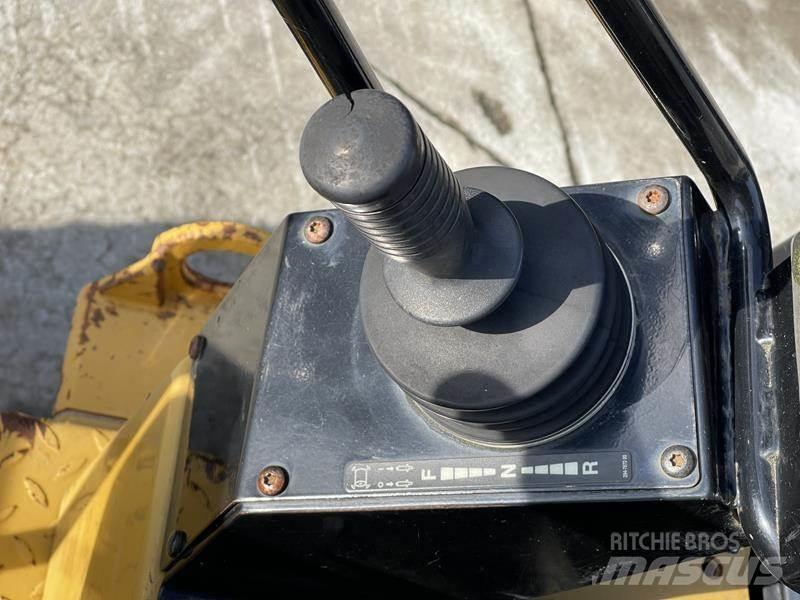CAT CB 24 雙輪滾壓機