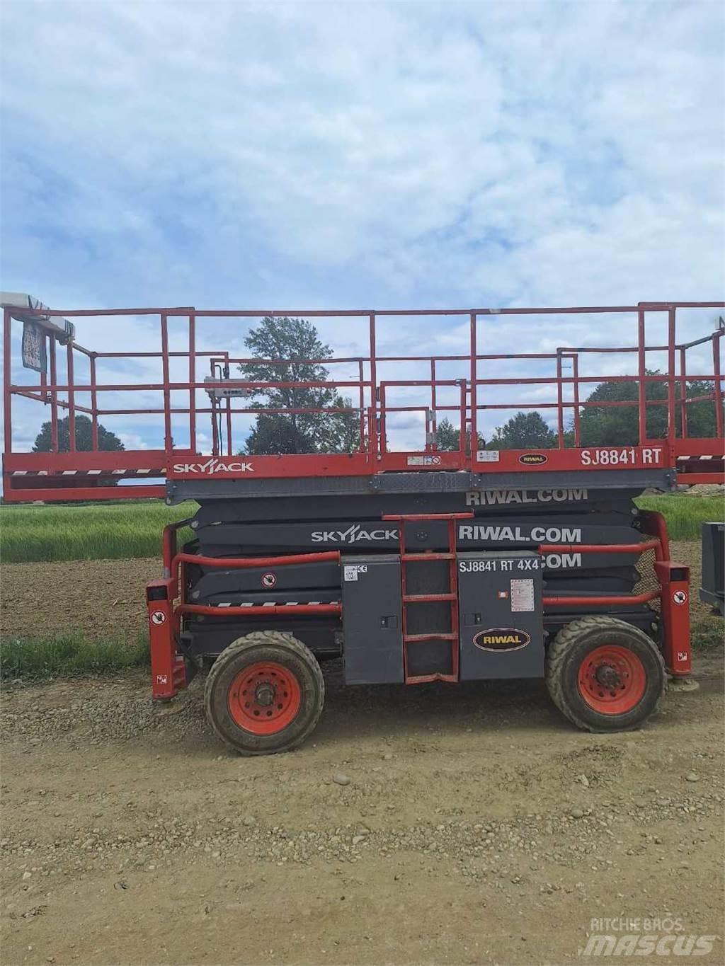 SkyJack 8841RT 剪式升降機