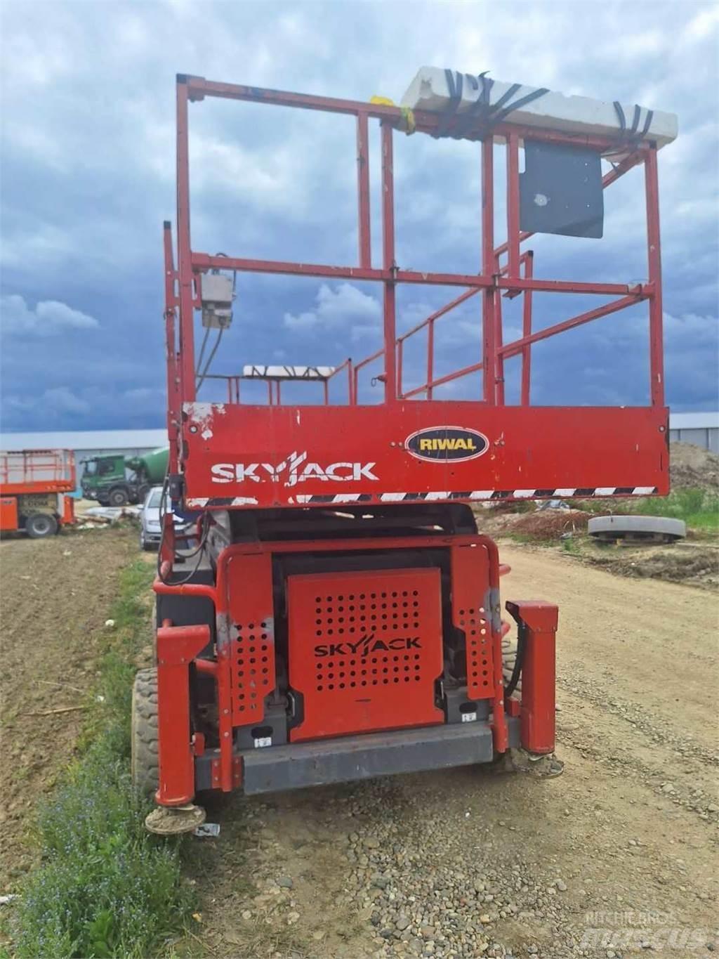 SkyJack 8841RT 剪式升降機