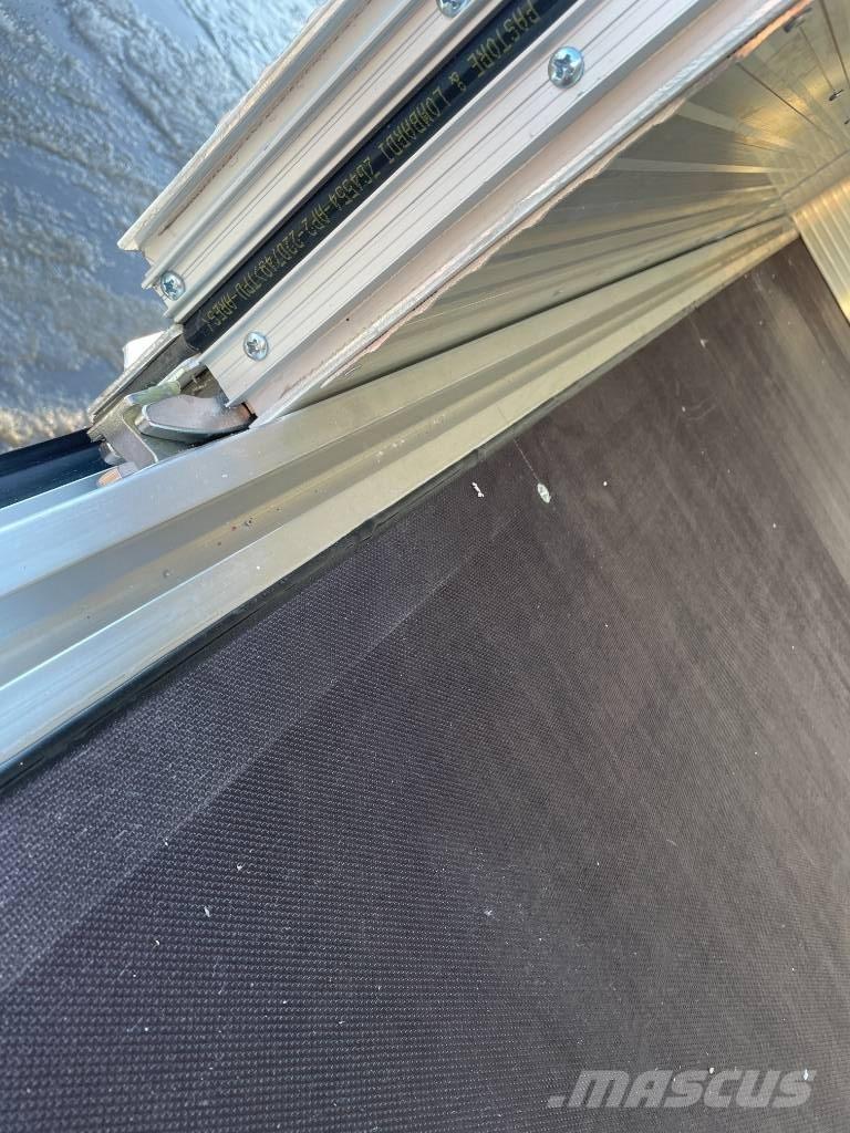 Volvo FM 330 貨箱式卡車