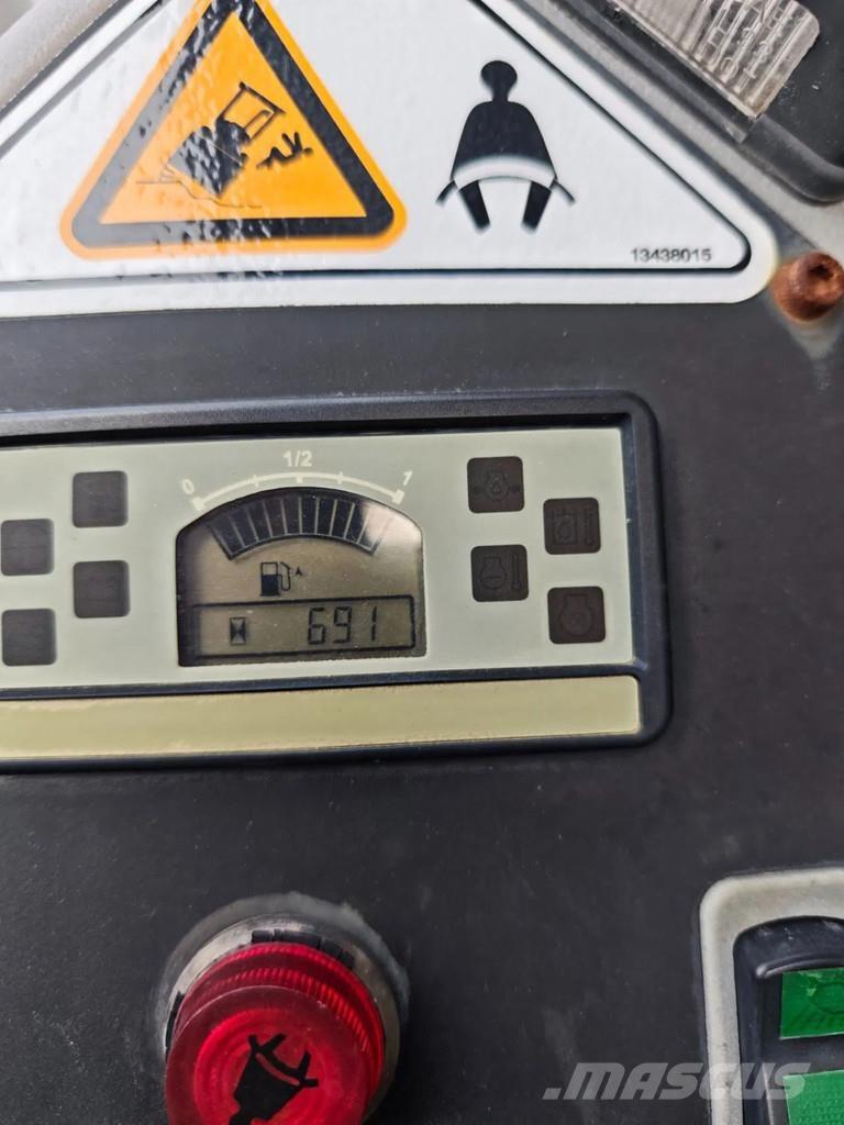 Volvo SD 25 膠輪滾壓機