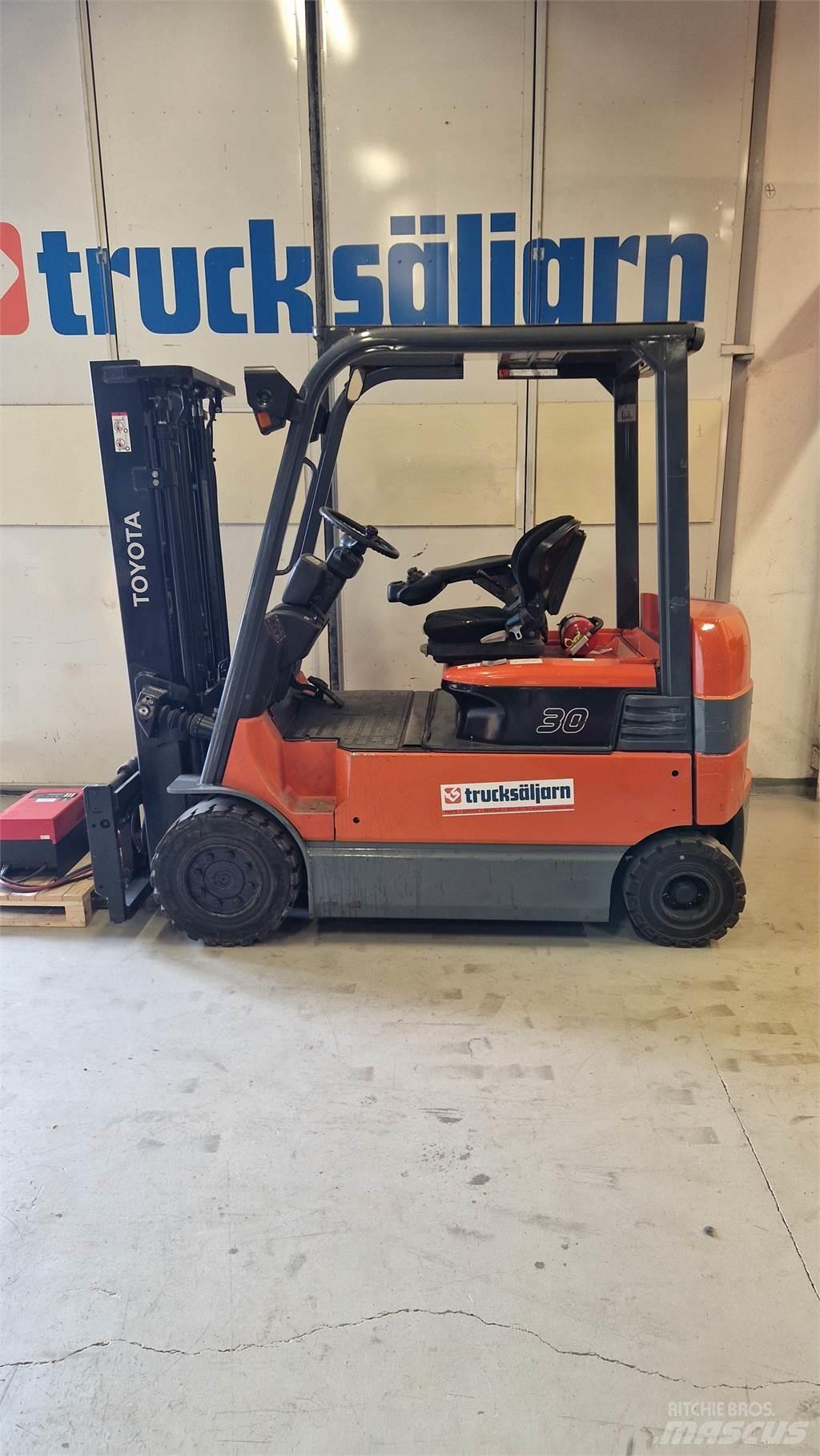 Toyota 7FBMF30 電動堆高機