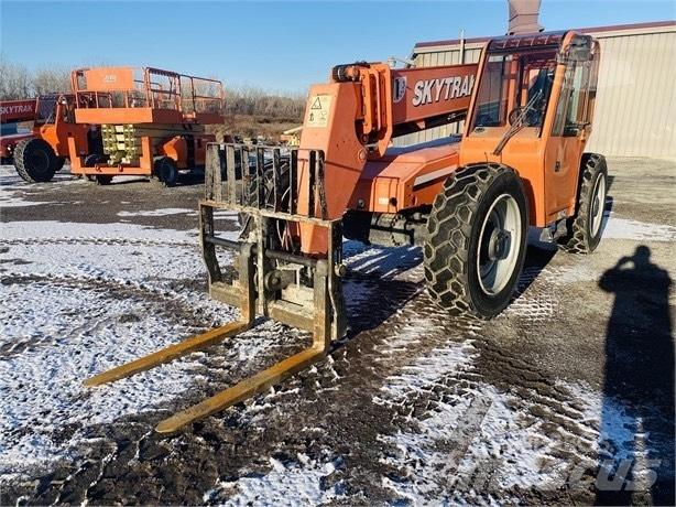SkyTrak 8042 伸縮臂操作車