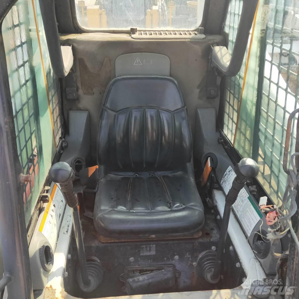Bobcat S300 滑移轉向裝載機