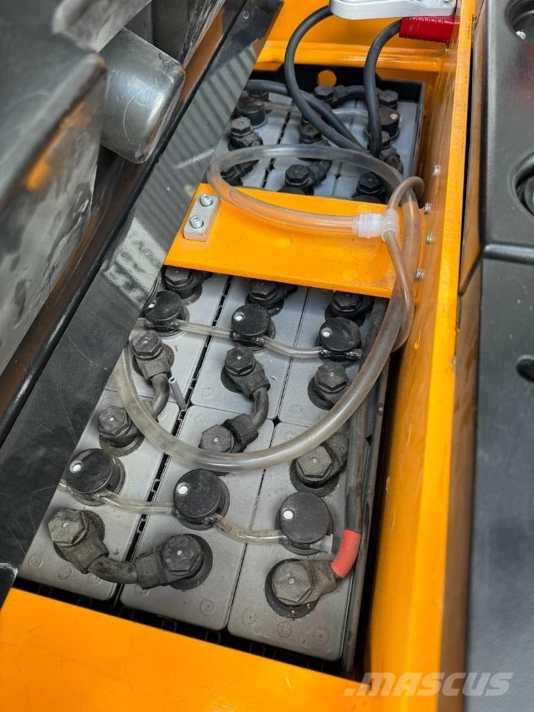 Hyundai 15ESR 自走式堆積機