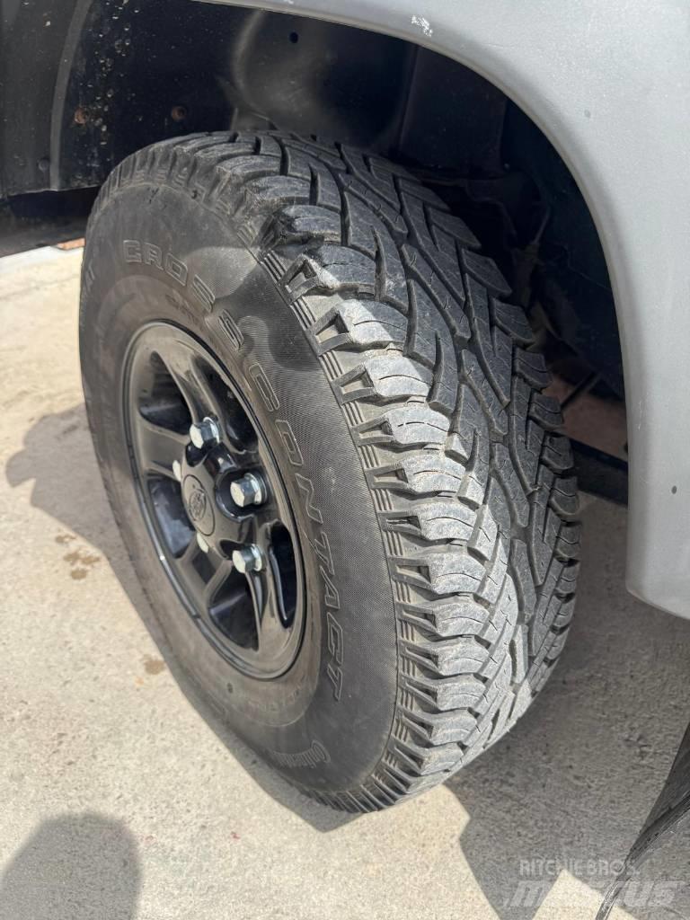 Land Rover Defender 汽車