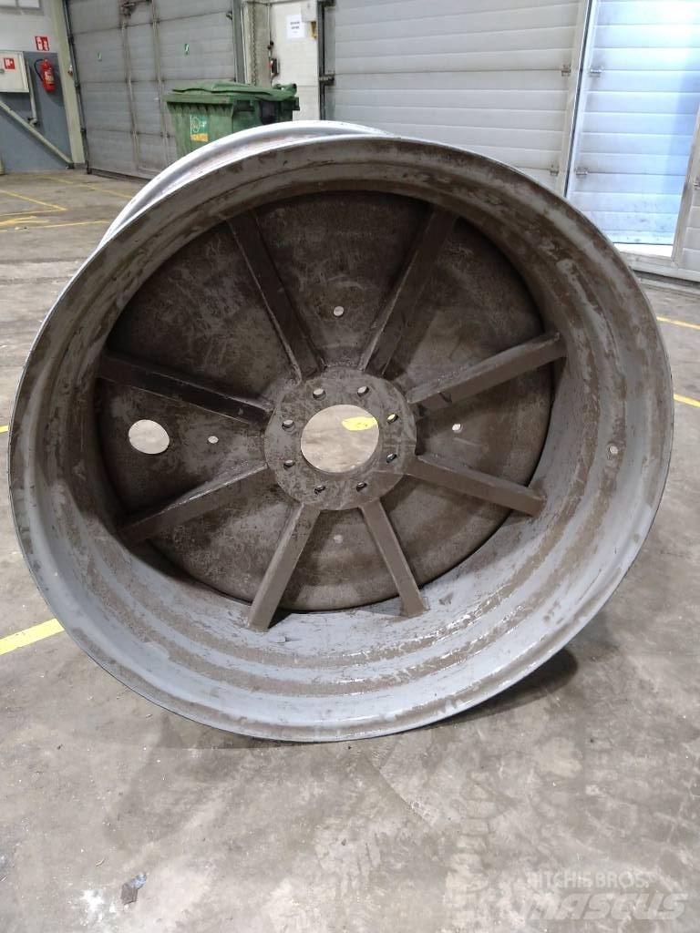 Massey Ferguson 7718 輪胎、車輪和輪圈