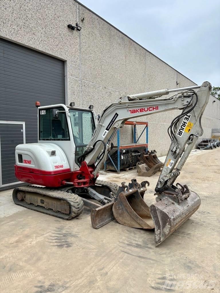 Takeuchi TB 240 小型挖土機/掘鑿機<7t(小型挖掘機)