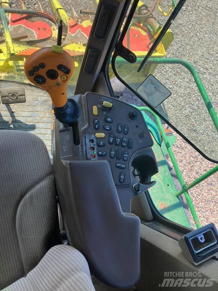 John Deere 7300 自走式飼料採集機