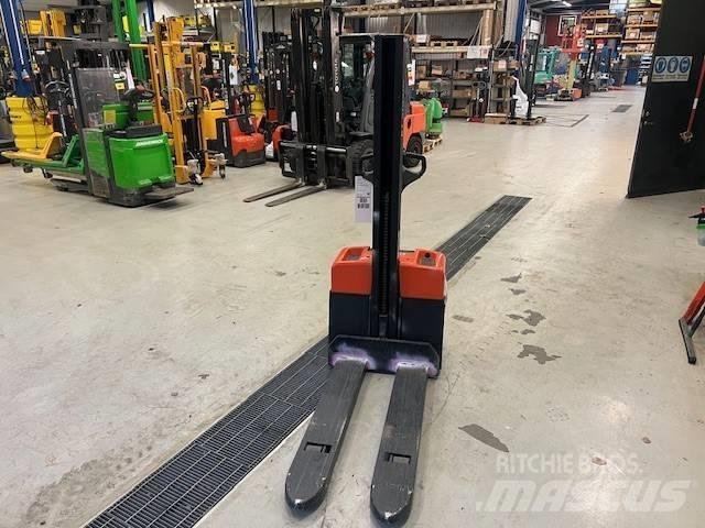 BT Toyota HWE 100 行走控制式堆積機