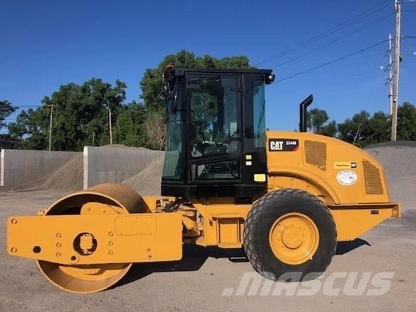 CAT CS44B 膠輪滾壓機