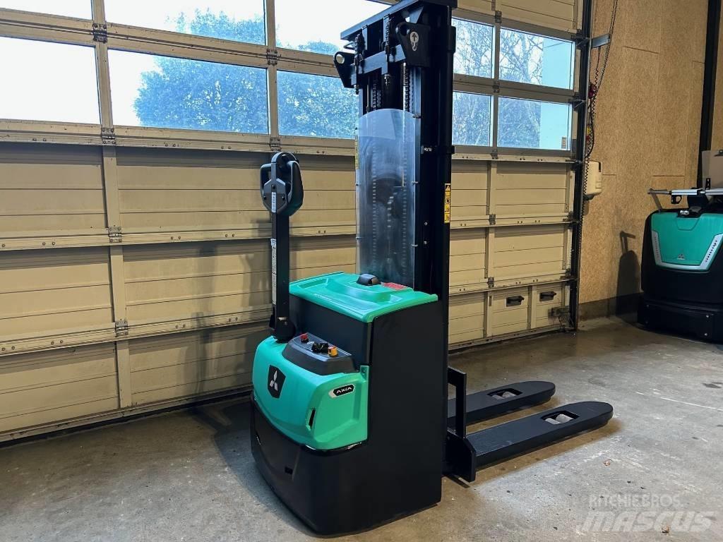 Mitsubishi SBP12N3 自走式堆積機
