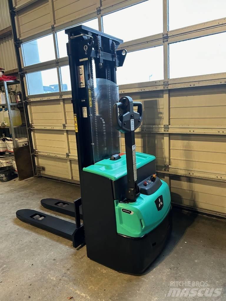 Mitsubishi SBP12N3 自走式堆積機