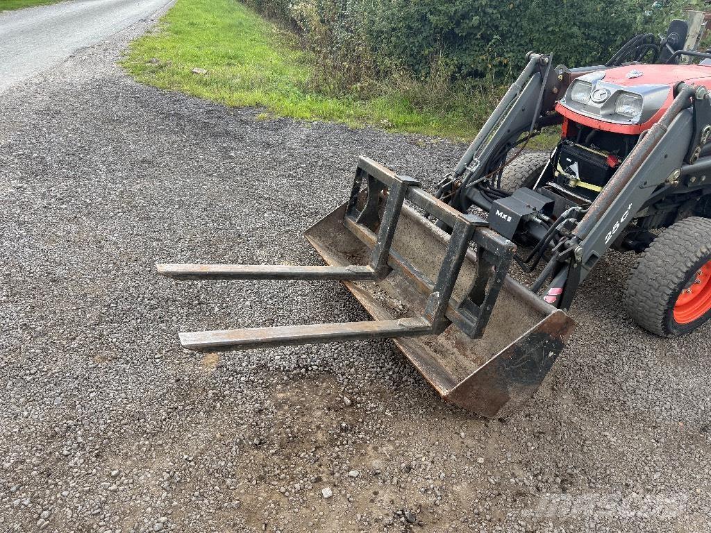 Kubota STV 36 小型曳引機