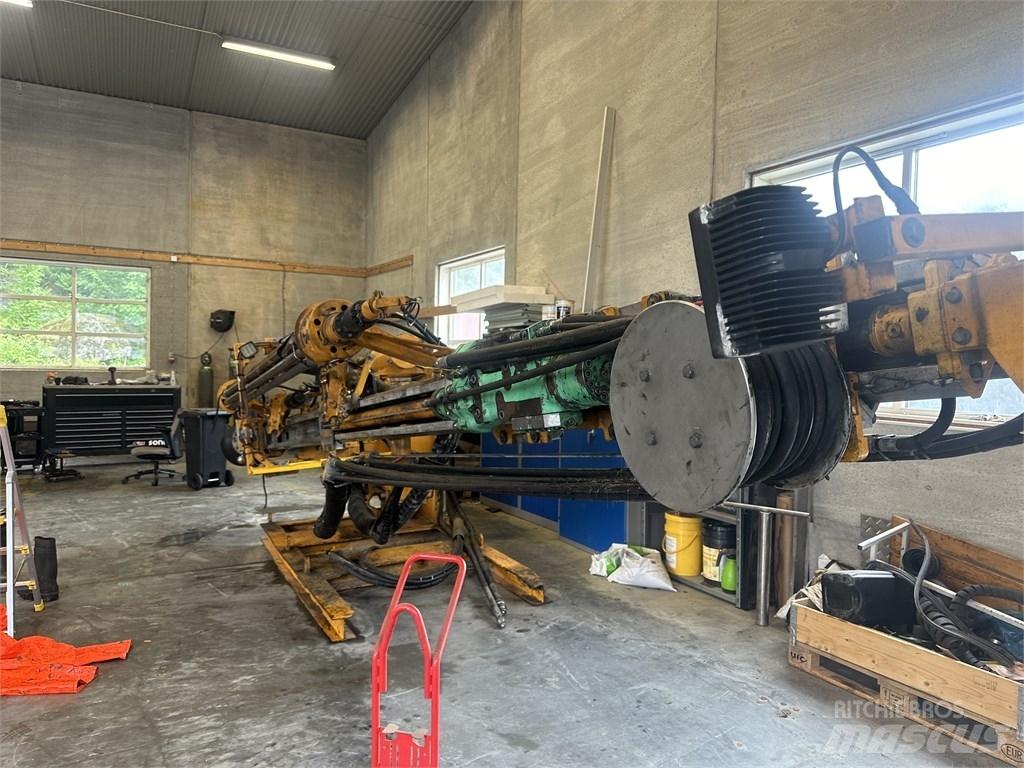 CAT 335 F L 鑽孔機
