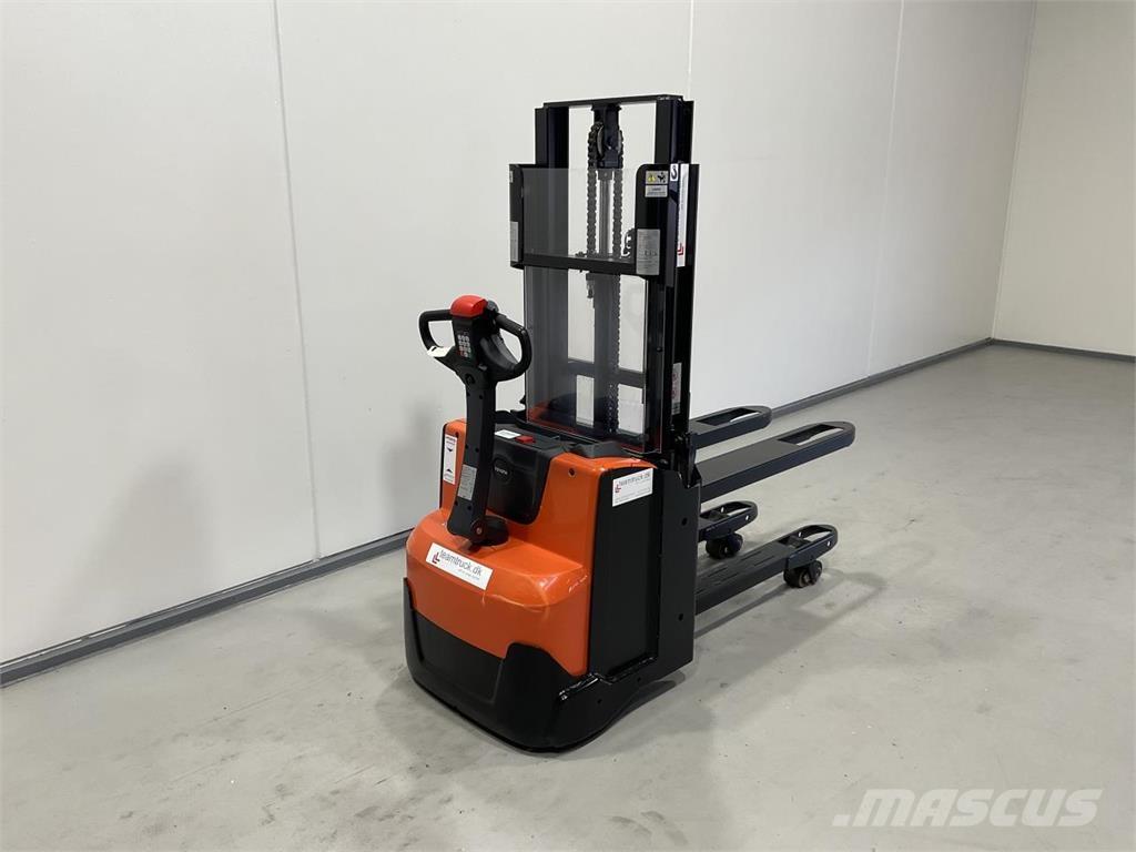 Toyota SWE200D 自走式堆積機