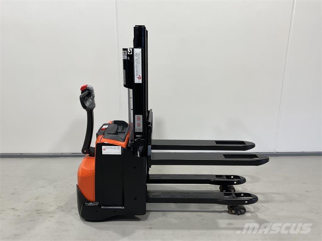 Toyota SWE200D 自走式堆積機