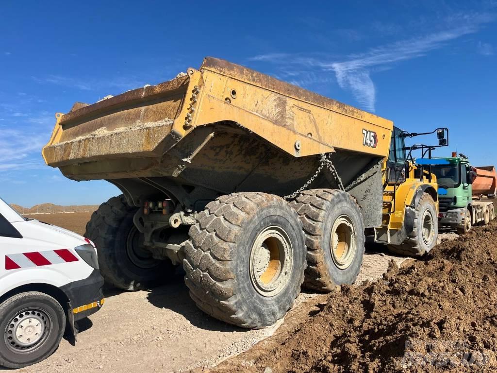 CAT 745 鉸接式起吊車