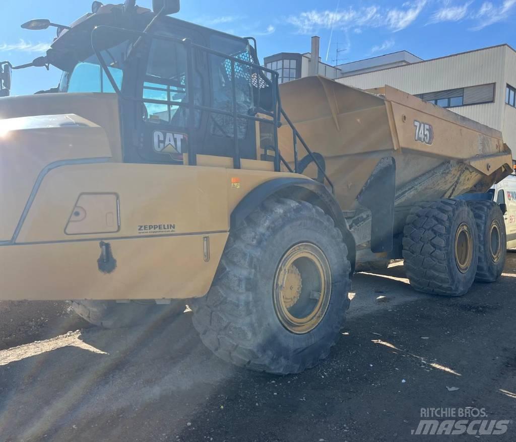 CAT 745 鉸接式起吊車