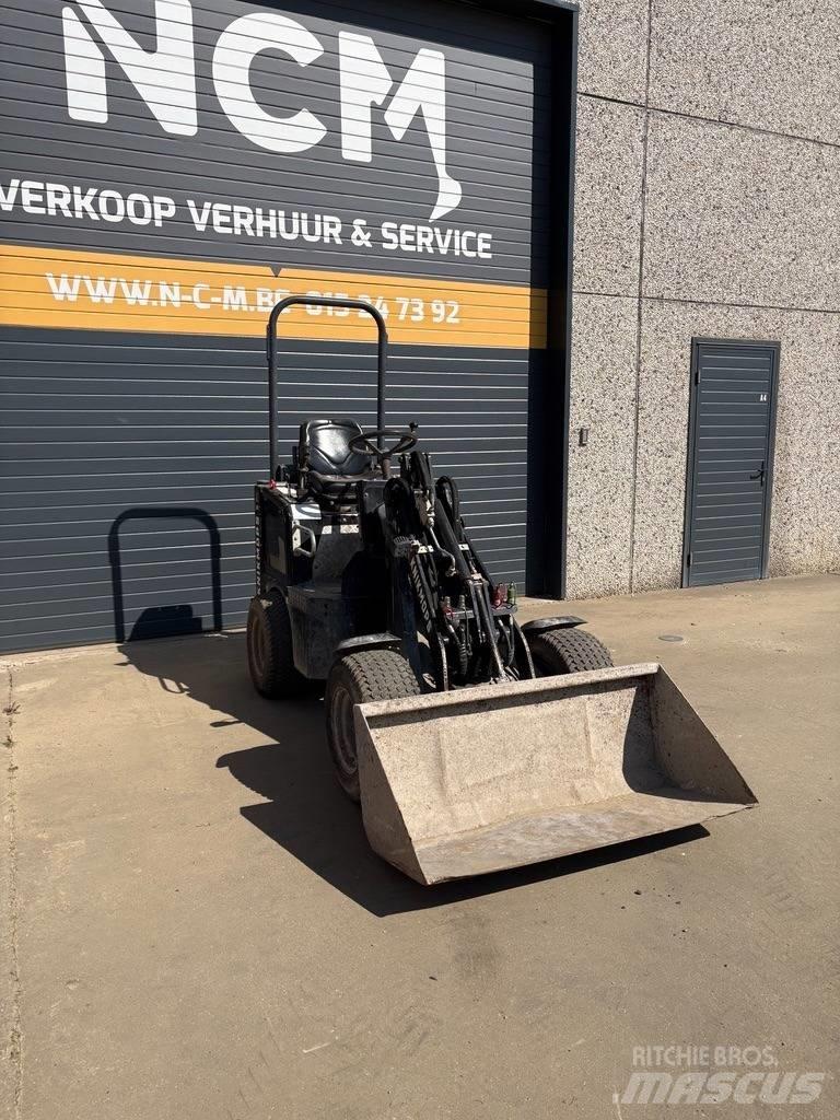Knikmops KM 100 輪胎式裝載機