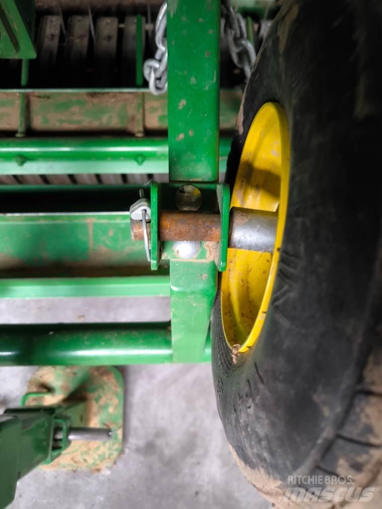 John Deere V461M 圓型牧草打包機