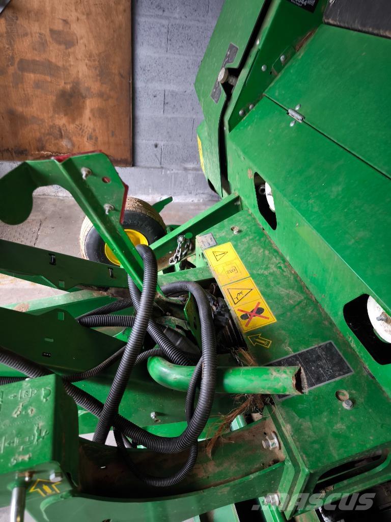John Deere V461M 圓型牧草打包機