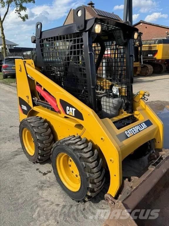 CAT 216B3 滑移轉向裝載機