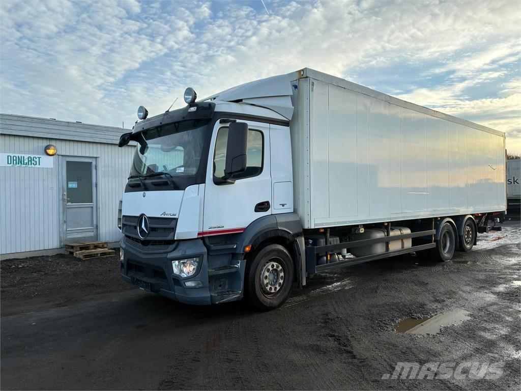 Mercedes-Benz 2533 貨箱式卡車