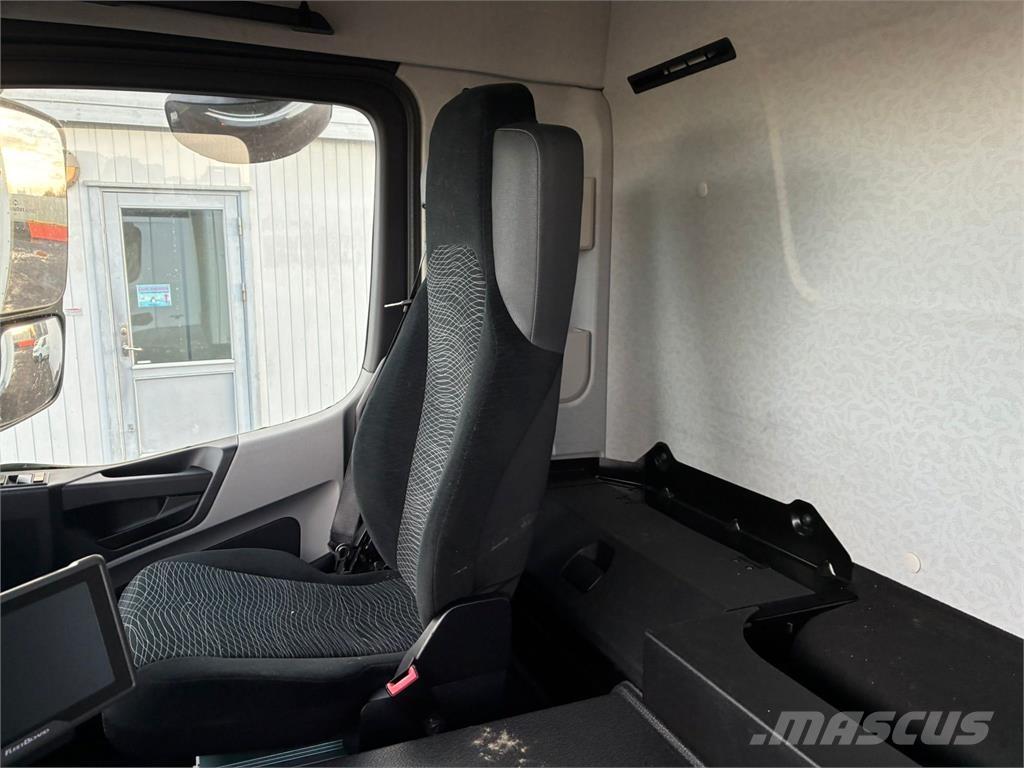 Mercedes-Benz 2533 貨箱式卡車