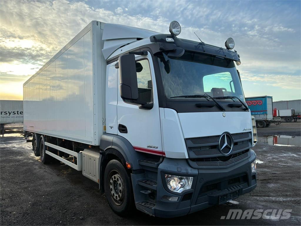 Mercedes-Benz 2533 貨箱式卡車
