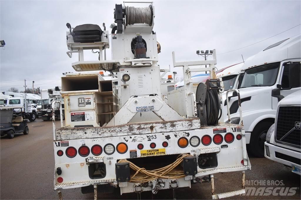 Altec D2045TR 移動式鑽機車