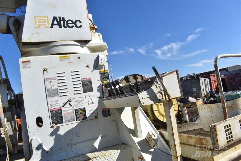 Altec D2045TR 移動式鑽機車