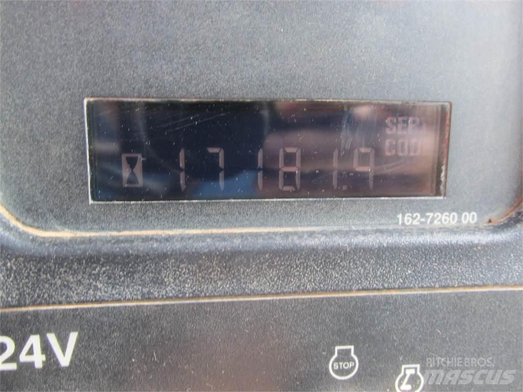 CAT 725 鉸接式起吊車