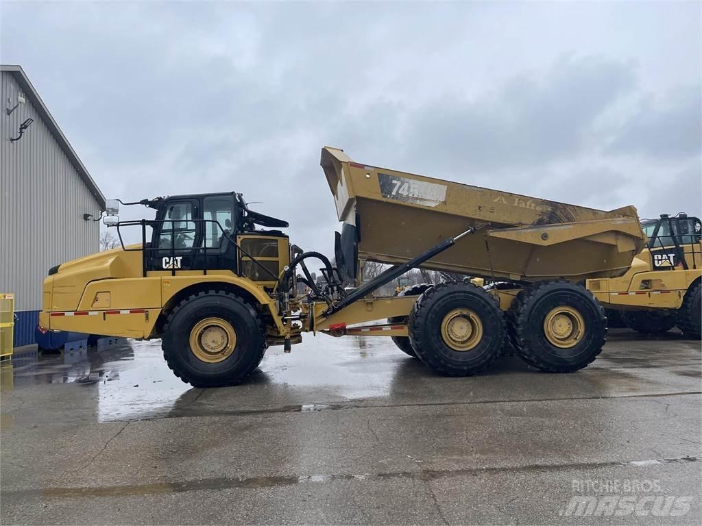 CAT 745 鉸接式起吊車